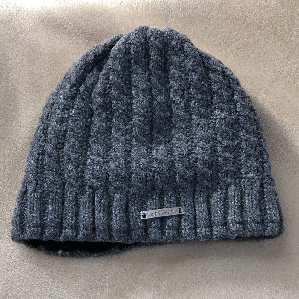 Turtlefur knit beanie. Gray with black fleece lining . Worn once. Super cute